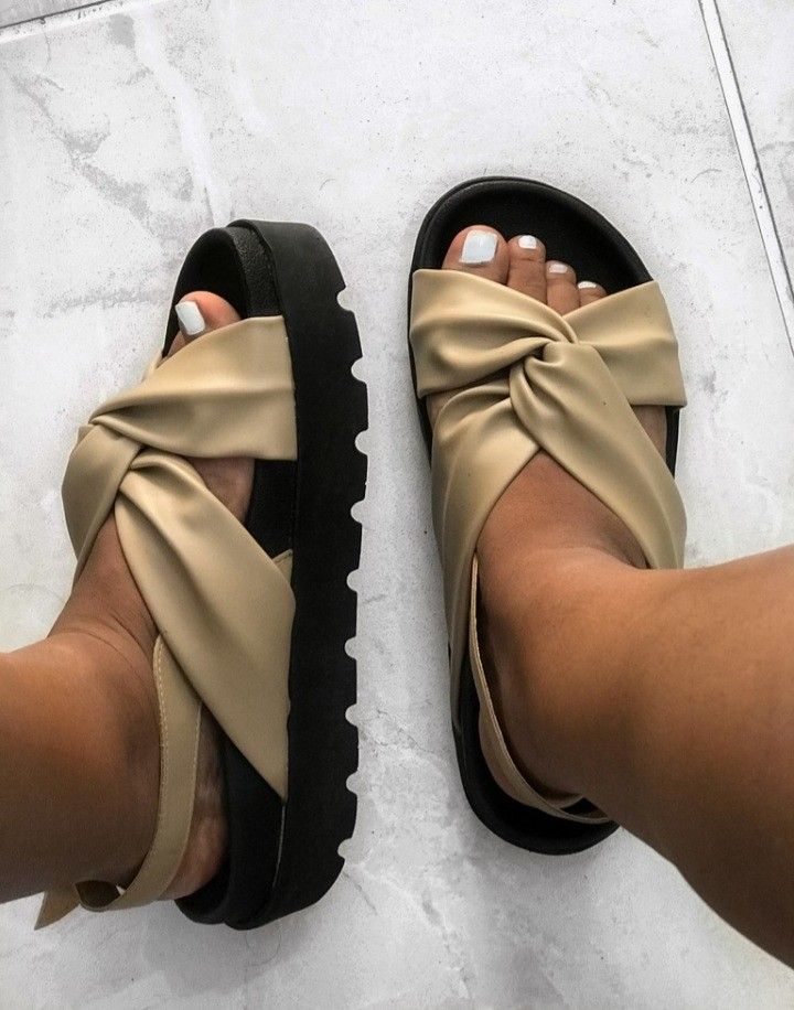 Mango Twist Chunky Sliders – Light Beige Elegance & Everyday Comfort
