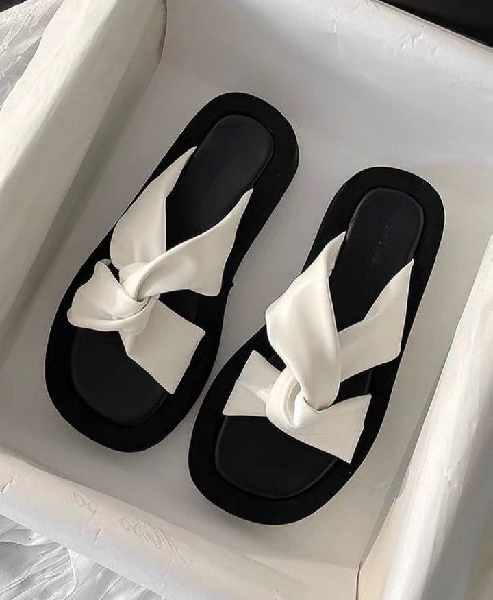 Mango Twist Chunky Sliders – Light Beige Elegance & Everyday Comfort